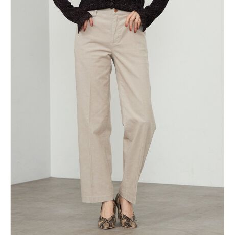 [^ԁFCL005-0004]Material & Fabricꂽfފ͂́uLACHIC WIDEvB2ނ̌IH~fނ炨Iт܂ByJE`R[O[zFXgb`E[J[Sn悢G肪ŁAiȌƍӂ\͂̐VfނłBdɂœKȂꂢ߂Ȉۂo܂Byx[WEI[uzFXgb`אR[fC悢芴AVGbgCۗא̃R[fCłBJWAȂؚȈۂŁA炵ivX܂BDesign / SilhouetteAɌĊɂ₩ɍLVGbǵAꂢ߃J[pcpɐ@ݒ肳ꂽArʔQ̃ChpcłB[N⃋[vA|Pbǧ`ȂǁAו̃fBe[Ɏ܂ŏiƑ@ׂɂ蔲5|PbgfUCBɁAZ^[vXH{ƂŁAlۂƐLтro܂B