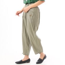 麻レーヨンストレッチフラワーワンポイント刺繍ドロストパンツ