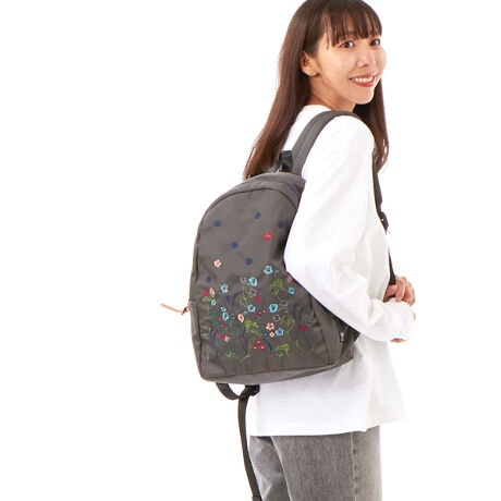 [^:34010053]ۂEhVGbg̃bNTbNBtgɂ̓gh̃hbgƁA˂˂ƂC炵Ԃ̎hJ{܂BJtȎgŁA̃R[fBl[g؂₩ɏĂ܂B傫AȂ悢TCYɎdグ܂B|Pbg@\QȂ̂ŁAPŎ肪ǂ肪Ȃ̋G߂ɂ߂̃ACełBd:440gO|Pbg:2|Pbg:2X܂ւ₢킹̍ۂ́AL̕iԂ\tB[iԁF34010053]