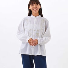スーパーハッカ(SUPER HAKKA)のコットンサンドウォッシュ テンドリルブルーム刺繍バンドカラーブラウス