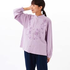 スーパーハッカ(SUPER HAKKA)のコットンサンドウォッシュ テンドリルブルーム刺繍バンドカラーブラウス