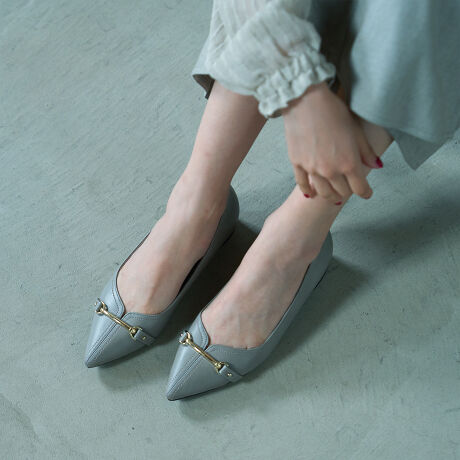 フラットパンプス