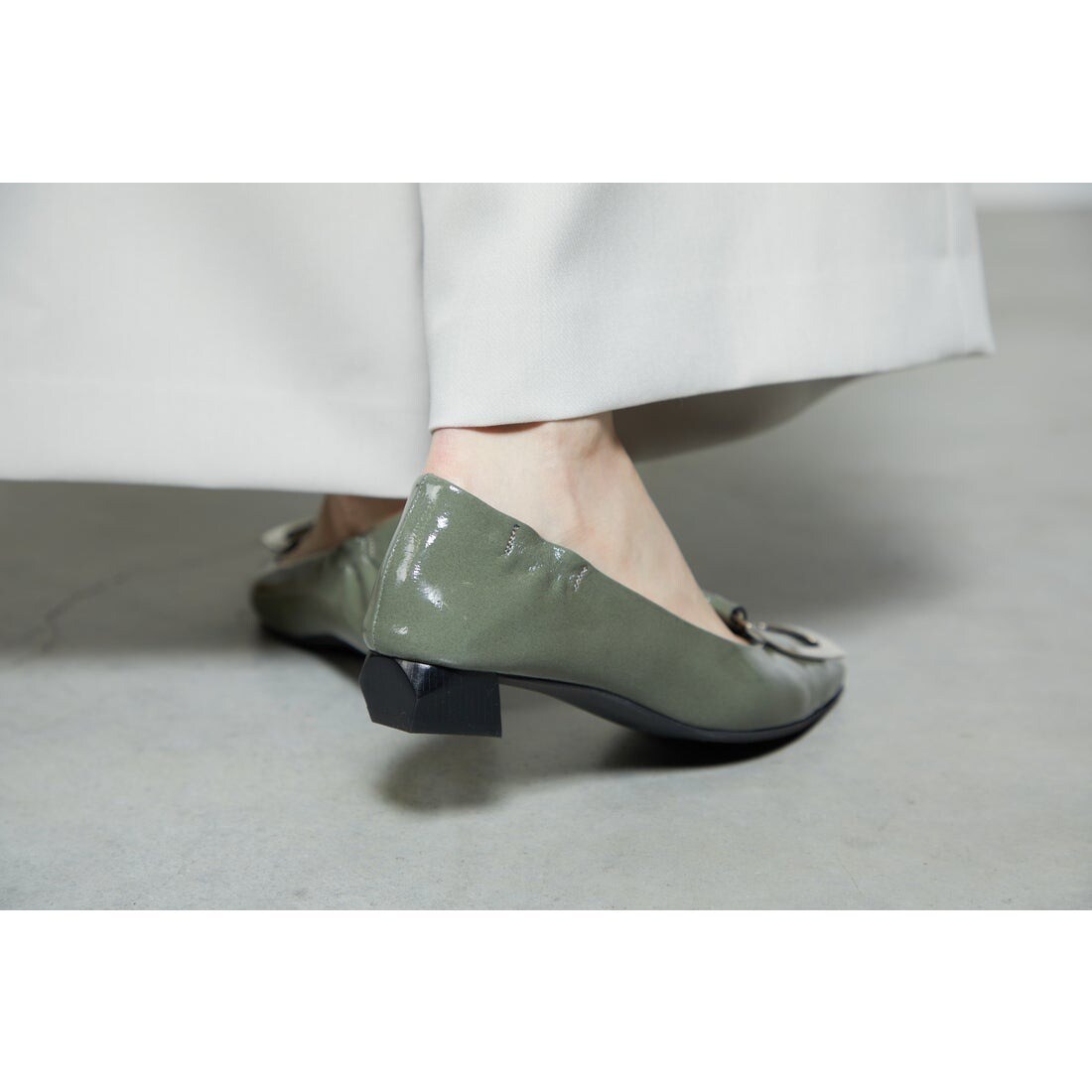 24春夏新作フラット本革スクエアトウバックル付きパンプス