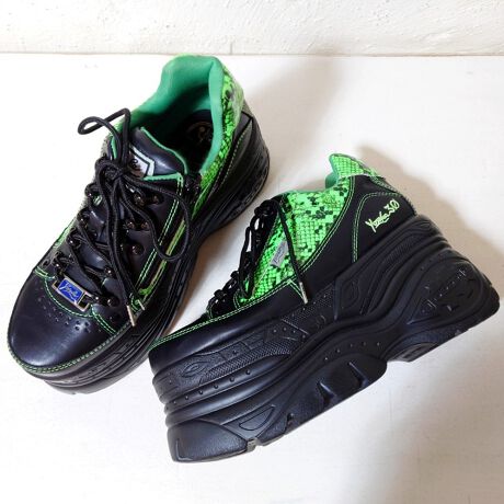 ̃\[Ƀ{[vXYOSUKE 30isanmaru/T}jV[YB^p[c̃ANZgA݊ՂE傤ǂ{[̌Xj[J[B\[̌X΂͊ɂ₩ŕS͏Ȃ߁AI\[̃NbV͕ς炸BVvfUC獇킹₷X|[eB[ɂȂɂALX^CŊ􂵂Ăꂻ1BԃfUCȂlɂ߁IyVFׁIubNp[vz}bgJ[̃ubN{fB[̃ANZgɂȂVo[̃p[cAp[vŃXeb`VbNł1Ɏdグ܂BYTCYi26.0/27.0/28.0cmjNo.2608074 WJJ[͈قȂ܂B[^:2601023]