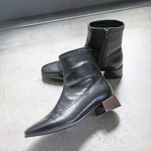 甲のシワが柔らかな印象のショートブーツ | ミッシー デ ミッシー