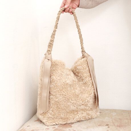 [^:10-00-01030]JVJV cache cache / OO{Ag[gobOfUC|Cg邭邵ѕ݂̃{AƃMU[񂹂nhtF~jȃV_[g[gBH~̂oR[fɂ߂łBR[fBl[gɍ킹₷J[΂łǂȂɂł₷t@[obOłBz500ml{gfC[ɂg₷TCYłBAeVEfޓL̂ɂꍇ܂BɂCɂȂꍇ͈xAꂽłgpBiڍׁyTCYzF32 F28 }`F10@nhオF18y|PbgzOF0 F2yJ@z}Olbgyd(g)z340yfށz|GXeyYzy艿z6,490~(ō)A4pF~z(10cm~20cm)F500ml{gFuhRZvg-- cache cache / JVJV --JVJVƂ̓tXŁuځvBK[bVƂƔwLтlۂ~bNXfC[JWAȃt@bVWJBJtőfpȃnhNtg₩킢炵`[tgŁAmƂ̃R[fBl[gɉ炵ƗVтvXobOāBîCɓo^肢܂yJ[gɓz̃n[g}[NNbNēׂ⃉Xg1_̂m点AZ[Ȃǂ̂m点󂯎邱Ƃł܂L̕iԂ\tBiԁF10-00-01030obO obN ΂ g[gobO V_[obO Z~V_[ t@[obO fB[X ArI unbillion JVJV cachecache 100001030