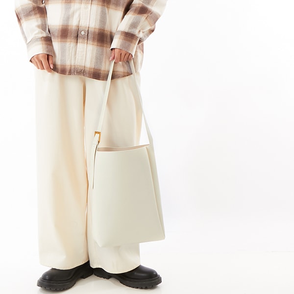 カシュカシュ cachecache / アシンメトリーバックル付きホーボーバッグ