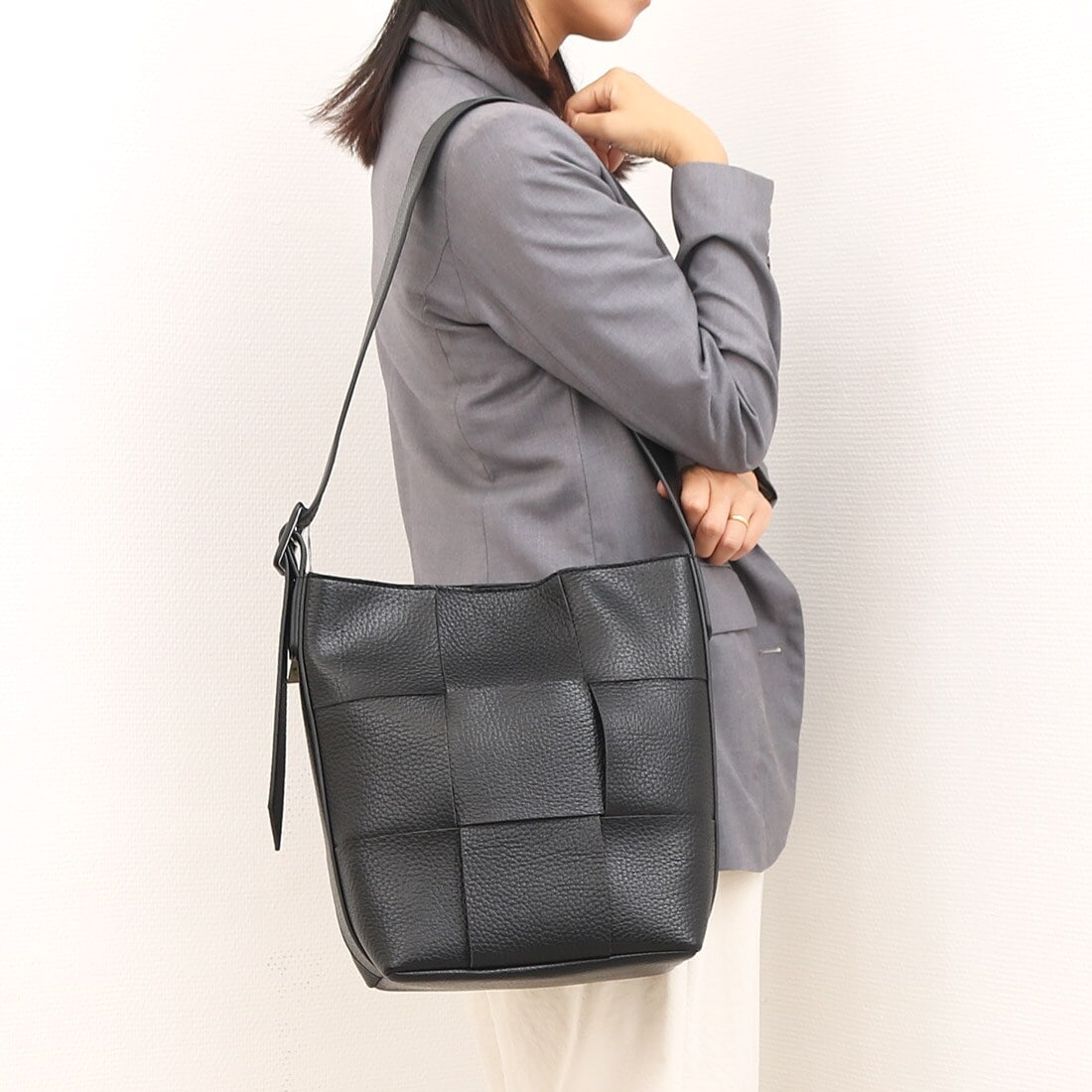 LA MARGE】【軽量】マットナイロン ハーフムーン ショルダーバッグ