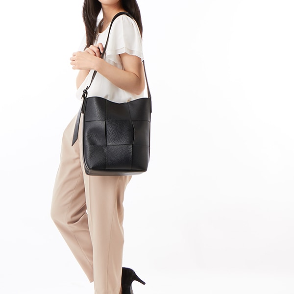 LA MARGE】【軽量】マットナイロン ハーフムーン ショルダーバッグ