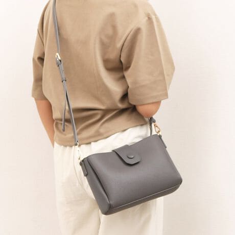 [^:10-00-02600]JVJV cache cache / ^3V_[obOfUC|CgV{̂鍇gVvȃV_[obOBxgtbvɂN~{^fUC̃|CgɂȂĂ܂Btbv̑Oɂ|PbgAX}zȂǂƎô̂ɕ֗łBz500ml{ĝŕîo͂As̎ɂg₷V_[obOłBAeVEfޓL̂ɂꍇ܂BɂCɂȂꍇ͈xAꂽłgpBEỉ摜͌̏Ǝ˂pxAp̃j^[uEUɂƐFقȂꍇ܂BiڍׁyTCYzF23 23  F16  }`F8 V_[F98-114y|PbgzOF0 F2yJ@z}Olbgyd(g)z300yfށzvyYzy艿z6,490~(ō)A4pF~z(10cm~20cm)F500ml{gFuhRZvg-- cache cache / JVJV --JVJVƂ̓tXŁuځvBK[bVƂƔwLтlۂ~bNXfC[JWAȃt@bVWJBJtőfpȃnhNtg₩킢炵`[tgŁAmƂ̃R[fBl[gɉ炵ƗVтvXobOāBîCɓo^肢܂yJ[gɓz̃n[g}[NNbNēׂ⃉Xg1_̂m点AZ[Ȃǂ̂m点󂯎邱Ƃł܂L̕iԂ\tBiԁF10-00-02600obO obN ΂ V_[obO NX{fB fB[X ArI unbillion JVJV 100002600