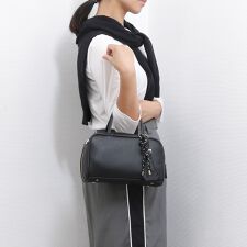 カシュカシュ(cache cache)のカシュカシュ cachecache / チャーム付横長ボストン