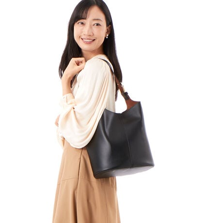 [^:10-00-03320]JVJV cache cache / rbOobNoPcV_[fUC|Cgꂽ~j}fUC͂̃oPbgV_[obOBV{̂ȂȂ߂炩Ȏ̍vgpAS[hŏiȃANZg܂BL߂̃}`Əc̃tHŁAڈȏ̎[͂Boʋ΂ɂ҂̃TCYłBJ̓}OlbgŒg̏oX[YBVvȂ@\ƃfUC˔AfC[[XɍœKȃACełBEȂ߂炩ȑlۂfނgpEłV_[EB5pcɓTCYAeVEfޓL̂ɂꍇ܂BɂCɂȂꍇ͈xAꂽłgpBEC␅G(JAAAR[ŉtȂ)ɂF̂₷fނgpĂ܂BWF̂mƂ̑gݍ킹͂TBiڍׁyTCYzF33@26  F27.5  }`F16   V_[F40-63y|PbgzOF0 F1yJ@z}Olbgyd(g)z420yfށzvyYzy艿z8,690~(ō)A4pF~z(10cm~20cm)F500ml{gFuhRZvg-- cache cache / JVJV --JVJVƂ̓tXŁuځvBK[bVƂƔwLтlۂ~bNXfC[JWAȃt@bVWJBJtőfpȃnhNtg₩킢炵`[tgŁAmƂ̃R[fBl[gɉ炵ƗVтvXobOāBîCɓo^肢܂yJ[gɓz̃n[g}[NNbNēׂ⃉Xg1_̂m点AZ[Ȃǂ̂m点󂯎邱Ƃł܂L̕iԂ\tBiԁF100003320obO obN ΂ V_[ oPcobO JWA fB[X 100003320