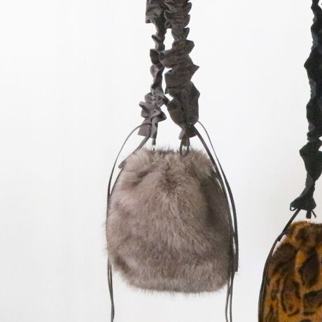 [^:10-00-03840]JVJV cache cache / tV_[tGRt@[ВobOfUC|CgNVƊ񂹂MU[V_[ƃttŎG̗ǂGRt@[{fB|Cg̃~jV_[B[ɐ郊{tF~jvXĂ܂BV_[͎OĎgƂł̂Ŏ莝ВobOƂĂg܂B~jzA350ml{gȂǂ~j}ȃTCYłBAeVEfޓL̂ɂꍇ܂BɂCɂȂꍇ͈xAꂽłgpBiڍׁyTCYzF16  F21  }`F6   V_[F72y|PbgzOF0 F1yJ@zВyd(g)z220yfށz|GXe vyYzy艿z6,490~(ō)A4pF~z(10cm~20cm)F~500ml{gF~uhRZvg-- cache cache / JVJV --JVJVƂ̓tXŁuځvBK[bVƂƔwLтlۂ~bNXfC[JWAȃt@bVWJBJtőfpȃnhNtg₩킢炵`[tgŁAmƂ̃R[fBl[gɉ炵ƗVтvXobOāBîCɓo^肢܂yJ[gɓz̃n[g}[NNbNēׂ⃉Xg1_̂m点AZ[Ȃǂ̂m点󂯎邱Ƃł܂L̕iԂ\tBiԁF100003840obO obN ΂ t@[obO V_[obO NX{fB ~jV_[ ~jobO JWA fB[X 100003840