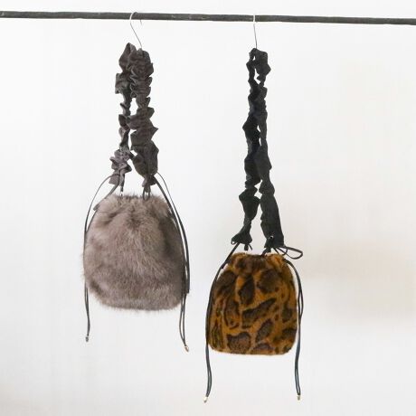 [^:10-00-03840]JVJV cache cache / tV_[tGRt@[ВobOfUC|CgNVƊ񂹂MU[V_[ƃttŎG̗ǂGRt@[{fB|Cg̃~jV_[B[ɐ郊{tF~jvXĂ܂BV_[͎OĎgƂł̂Ŏ莝ВobOƂĂg܂B~jzA350ml{gȂǂ~j}ȃTCYłBAeVEfޓL̂ɂꍇ܂BɂCɂȂꍇ͈xAꂽłgpBiڍׁyTCYzF16  F21  }`F6   V_[F72y|PbgzOF0 F1yJ@zВyd(g)z220yfށz|GXe vyYzy艿z6,490~(ō)A4pF~z(10cm~20cm)F~500ml{gF~uhRZvg-- cache cache / JVJV --JVJVƂ̓tXŁuځvBK[bVƂƔwLтlۂ~bNXfC[JWAȃt@bVWJBJtőfpȃnhNtg₩킢炵`[tgŁAmƂ̃R[fBl[gɉ炵ƗVтvXobOāBîCɓo^肢܂yJ[gɓz̃n[g}[NNbNēׂ⃉Xg1_̂m点AZ[Ȃǂ̂m点󂯎邱Ƃł܂L̕iԂ\tBiԁF100003840obO obN ΂ t@[obO V_[obO NX{fB ~jV_[ ~jobO JWA fB[X 100003840