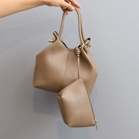 [^:10-00-04200]JVJV cache cache / |[`tmbgnh2wayV{g[gfUC|Cg炩ȃV{͂̃\tggpAԂȃg[gobOBRƂtHɃmbgfBe[ƃS[hfāAiōfUCłBV_[XgbvtŁA񂰁EȂȂߊ|2WAYŊy߂̂|CgBԂȂzsb^܂邮炢̎g₷TCYBO\ȃ|[`tŃbvCzȂǂ̏ɂ֗łBfC[g͂Aꂢ߃R[f₨oV[ɂ}b`閜\obOłBAeVEfޓL̂ɂꍇ܂BɂCɂȂꍇ͈xAꂽłgpBiڍׁyTCYz({)F24@19.5  F23  }`F10.5     nhオF14@V_[F85-110.5@(|[`)18@c10@}`7 y|PbgzOF0 F0yJ@z}Olbgyd(g)z380yfށzvyYzA4pF~z(10cm~20cm)F500ml{gFuhRZvg-- cache cache / JVJV --JVJVƂ̓tXŁuځvBK[bVƂƔwLтlۂ~bNXfC[JWAȃt@bVWJBJtőfpȃnhNtg₩킢炵`[tgŁAmƂ̃R[fBl[gɉ炵ƗVтvXobOāBîCɓo^肢܂yJ[gɓz̃n[g}[NNbNēׂ⃉Xg1_̂m点AZ[Ȃǂ̂m点󂯎邱Ƃł܂L̕iԂ\tBiԁF10-00-04200g[gobO ~jobO JWA fB[X 100004200