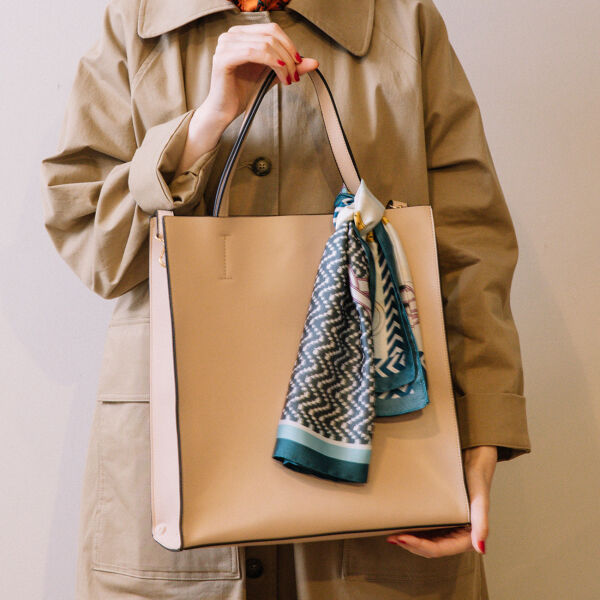 バッグ スカーフ 巻き方次第で印象が華やかに 簡単アレンジ ファッション通販 マルイウェブチャネル