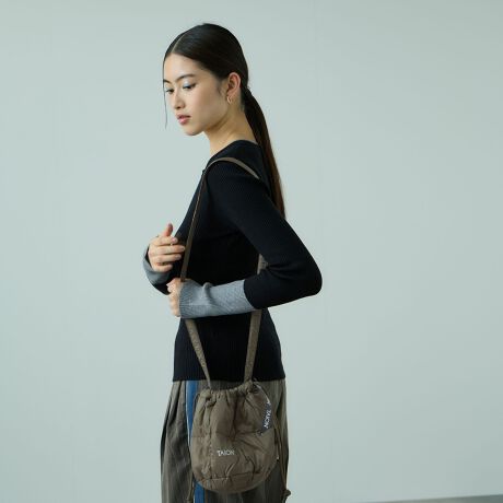 [^ԁF2334-49005]yENIM BY VICKY/GjoCrbL[zt@bVɂ̓[ȂA̍DȃX^CRɁBh炵AEP̃t@bVhe[}Ƀj[NȃfUCƎp˂[h[uāh|莝2WAYdlAВ^_EobOhPOINTTCY̋В^_EobOłB߂̃XgbvĂ̂Ŏ΂ߊ|̃V_[obOƂĂg܂BȁhTAIONhSvgANZgɂȂVvŖÔȂfUC͂łBv[gɂD]łB\nɂ́ATAIONiCn800FP̏㎿ȃ_EgpĂ܂BtN^[vghTAIONhĂ܂BV_[XgbvtĂ܂Bƒł̐\łBjpłBFABRICHт͌y͂ɗDꂽ800tBp[ȏ̃_EgpĂ܂B\n͝H{400Tȏ̍xiC^t^̗pBׁ̈AɋtɂdlɎdグĂ܂BuhyTAION/^CIzuTAIONṽuh̗ŔATAION̉BgNIeB[ɑ΂鈳|IRXgptH[}Xʂl̒ǋhX[KƂAiō@\ȃCi[_E𕝍LWJĂ܂BFTCY̖LxȃoG[VTAIONCi[_E̓łBGgh̃~^[fUC1_ƃghCNȒȂɁǂJWAŁAɂ݂̗ǂ\͂ȃACeȂ̂ŁAig͂AAEghA⃌W[ȂǕLV[Ŋ􂷂邱ƊԈႢȂIVvȃfUCŃYɂIXXł----------------------------------@ƒFt40xƂA􂢂oBRF݂̒花悢BACFACdグ֎~BhCN[jOFhCN[jO֎~B----------------------------------ꕔi̓ZNgACëׁAENIM BY VICKỸl[tĂȂ̂܂B摜̏i̓TvƂȂ܂̂Ŏۂ̏iƎdlAHATCY኱قȂꍇ܂Bql̃j^[ɂۂ̂FƑقȂꍇ܂BBe󋵂̓ɂAFقȂČꍇ܂B       