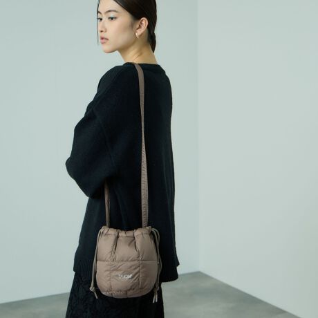 [^ԁF2334-49005]yENIM BY VICKY/GjoCrbL[zt@bVɂ̓[ȂA̍DȃX^CRɁBh炵AEP̃t@bVhe[}Ƀj[NȃfUCƎp˂[h[uāh|莝2WAYdlAВ^_EobOhPOINTTCY̋В^_EobOłB߂̃XgbvĂ̂Ŏ΂ߊ|̃V_[obOƂĂg܂BȁhTAIONhSvgANZgɂȂVvŖÔȂfUC͂łBv[gɂD]łB\nɂ́ATAIONiCn800FP̏㎿ȃ_EgpĂ܂BtN^[vghTAIONhĂ܂BV_[XgbvtĂ܂Bƒł̐\łBjpłBFABRICHт͌y͂ɗDꂽ800tBp[ȏ̃_EgpĂ܂B\n͝H{400Tȏ̍xiC^t^̗pBׁ̈AɋtɂdlɎdグĂ܂BuhyTAION/^CIzuTAIONṽuh̗ŔATAION̉BgNIeB[ɑ΂鈳|IRXgptH[}Xʂl̒ǋhX[KƂAiō@\ȃCi[_E𕝍LWJĂ܂BFTCY̖LxȃoG[VTAIONCi[_E̓łBGgh̃~^[fUC1_ƃghCNȒȂɁǂJWAŁAɂ݂̗ǂ\͂ȃACeȂ̂ŁAig͂AAEghA⃌W[ȂǕLV[Ŋ􂷂邱ƊԈႢȂIVvȃfUCŃYɂIXXł----------------------------------@ƒFt40xƂA􂢂oBRF݂̒花悢BACFACdグ֎~BhCN[jOFhCN[jO֎~B----------------------------------ꕔi̓ZNgACëׁAENIM BY VICKỸl[tĂȂ̂܂B摜̏i̓TvƂȂ܂̂Ŏۂ̏iƎdlAHATCY኱قȂꍇ܂Bql̃j^[ɂۂ̂FƑقȂꍇ܂BBe󋵂̓ɂAFقȂČꍇ܂B       