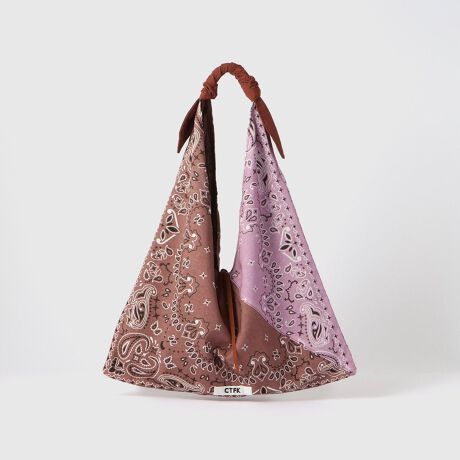 [^ԁF2334-52009]yENIM BY VICKY/GjoCrbL[zt@bVɂ̓[ȂA̍DȃX^CRɁBh炵AEP̃t@bVhe[}Ƀj[NȃfUCƎp˂[h[uăLC߃JWAy߂o_ig[gobNPOINTyʂŎ₷A|og[gobOBX^C̃ANZgɂȂo_iŗCȈۂɂȂARƃR[fBl[gɖ邳vXĂ܂BɍLgCAO^̃V_[obO͎[͂QA4TCỸt@C[\ȂꂵTCYɎdグ܂BFABRIC2ނ̃o_iȂ킹V^̃gCAOobOBJ[RgXgۓIȃubNfUC[hȕ͋CvX܂Bo_iŗlXȃR[fBl[g̃ANZgɂȂobOBVvȂ݊̂Ȃ߂炩ȃVFCvŁÂɂƃtBbgāAXgXt[ɂg܂BVvɃfjTVcX^CɈ_ΎɂȂ̂ŁAɂȂG߂ɃIXXłyCONTROL FREAK / CTFKiRg[t[N/V[eB[GtP[jzCASUAL C DAILY & TRENDx[VbNAghǂ炵JWAX^CDȑSĂ̕ɌĐSn悭AfC[ɎgACeĂ܂BACeڍׁ摜̏i̓TvƂȂ܂̂Ŏۂ̏iƎdlAHATCY኱قȂꍇ܂Bql̃j^[ɂۂ̂FƑقȂꍇ܂BBe󋵂̓ɂAFقȂČꍇ܂B֘A[hFVICKY ENIM BY VICKY GjoCrbL[ fB[X 2025t 2025SS t t  V lJWA lR[f /Rbg ̓