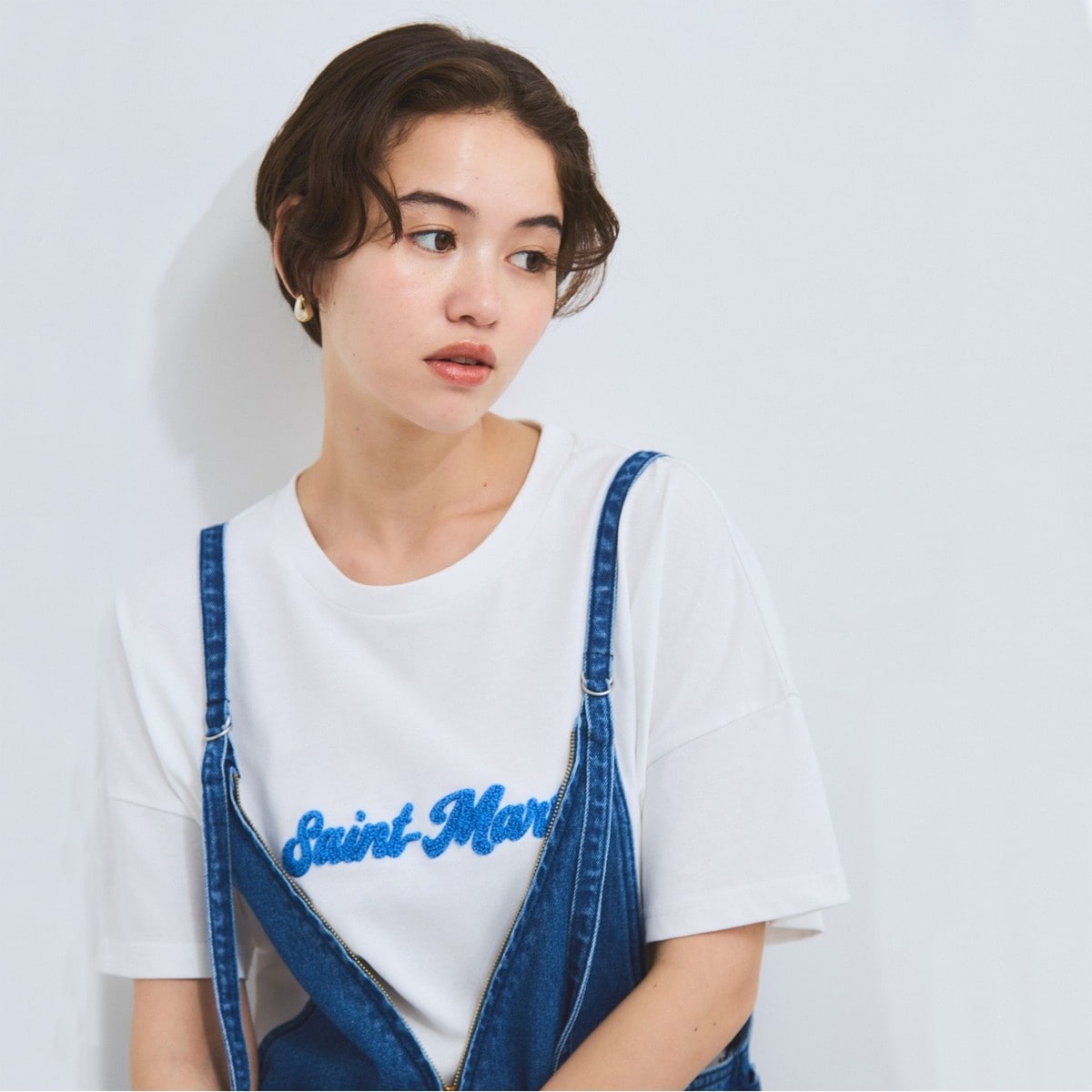 【LHELBIE】パール付きロゴプリントTシャツ≪洗濯機で洗える≫ LHELBIE】パール付きロゴプリントTシャツ≪洗濯機で洗える