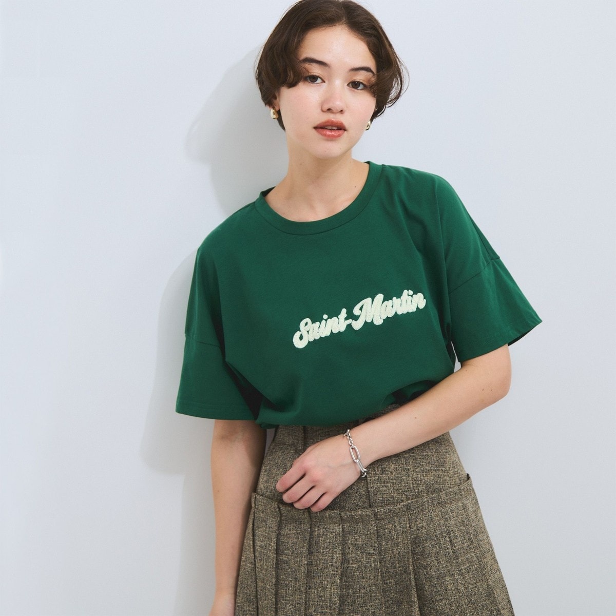 【LHELBIE】パール付きロゴプリントTシャツ≪洗濯機で洗える≫ LHELBIE】パール付きロゴプリントTシャツ≪洗濯機で洗える