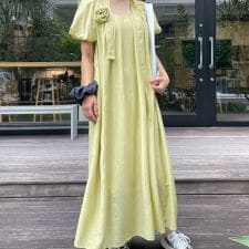 エニムバイビッキー(ENIM BY VICKY)の【ENIM BY VICKY】ローズコサージュ付きスクエアネックギャザーワンピース《洗濯機で洗える》