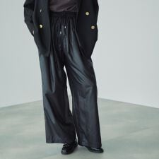 シアーレザー調イージーテーパードパンツ≪手洗い可能≫