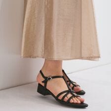 Tストラップサンダル