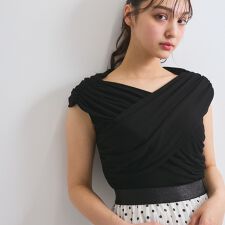 クイーンズコート(QUEENS COURT)のフロントクロスオフショルカットトップス≪手洗い可能≫