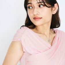 クイーンズコート(QUEENS COURT)のフロントクロスオフショルカットトップス≪手洗い可能≫