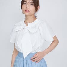クイーンズコート(QUEENS COURT)のボウタイリボンフレアスリーブブラウス≪洗濯機で洗える≫