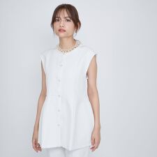 クイーンズコート(QUEENS COURT)のノーカラーペプラムブラウスジレ≪セットアップ対応/手洗い可能≫