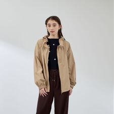 クイーンズコート(QUEENS COURT)の2WAYサーブルクロスフリルネックブルゾン