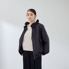 クイーンズコート(QUEENS COURT)の2WAYサーブルクロスフリルネックブルゾン