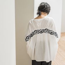キャンブリックバックギャザー刺繍ブラウス≪手洗い可能≫