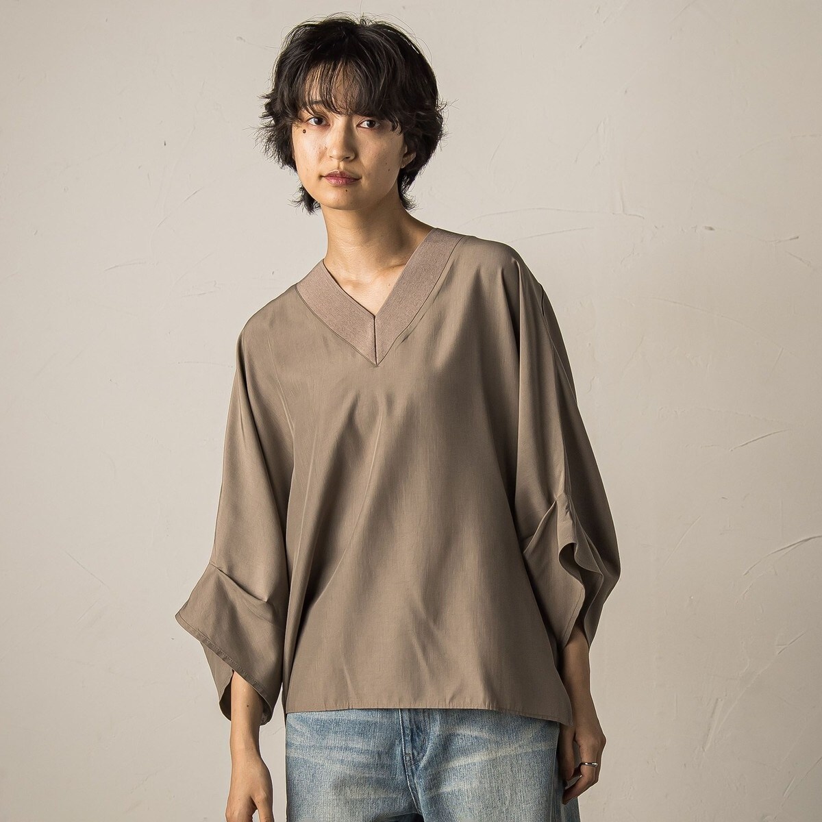 MAYSON GREY] [メイソングレイ] タックワイドスリーブVネックドルマン