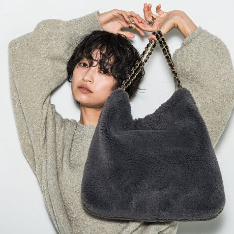 [^ԁF2102-56095]uVѐSƁANXȃ[hBṽtFCN[ggpABIh[̃V_[g[gobOBJWAɎg郊b`ȎAX^COObƊiグ܂BS[h`F[̃nhAVѐSƃNXfUCBA4TCYΉA|PbgA}OlbgJByVIOLAdfORO/BIh[zChECEWp̃obOuhBC^AVIOLA͎AORO͋Buh̗ŔAfUCi[C^AݏZɃv[gꂽ1940N̎Ƌ̊|vBƂɈNA؂ɈAĎ̃X^CɌȂ́Bȑ݂łĂقƂ肢߂ȂA㎿ŃgfBViȂȂɂ{̃GbZXDfUC𔭐MĂBfg 166cm 170cm / pTCY M摜̏i̓TvƂȂ܂̂Ŏۂ̏iƎdlAHATCY኱قȂꍇ܂Bql̃j^[ɂۂ̂FƑقȂꍇ܂BBe󋵂̓ɂAFقȂČꍇ܂B֘A[hFMAYSON GREY C\OC fB[X V lR[f lJWA 2025H~ 2025AW H~ ~ ~ @/|GXe {v |GXe AN E[ 