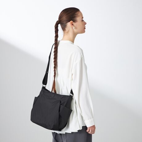 [^:20-040-02]AE^[|Pbg̎[Xy[XA2WAYȂǂ̋@\dAiCgxV[YBCfނ͍x̔G肪ǂ^t^gpĂ܂B\Ɍ̃jbg\邱ƂŌyێAKxȃnoĂ܂BFǂ}bgɎdオĂ邽߁Ax[VbNɎg₷V[YłB|PbgLxɔzĂV_[obÓAfC[ɂ͂AgxV[ł􂷂ACełBV[Ỹ{XgobOi20-040-04jƂ̕pg߁BOcI[v|Pbg~2,t@Xi[|Pbg~2,}Olbgt|Pbg~PcI[v|Pbg~3,t@Xi[|Pbg~1,d؂t@Xi[|Pbg~1H{fނgpĂ܂ADt@Xi[ȂǂZ\܂B܂AH͉ivIȂ̂ł͂܂̂łӂBƖ̊֌WɂAۂFČꍇ܂B܂p\REX}[gtHȂǂ̊ɂA኱iƉ摜̃J[قȂꍇ܂B\߂B