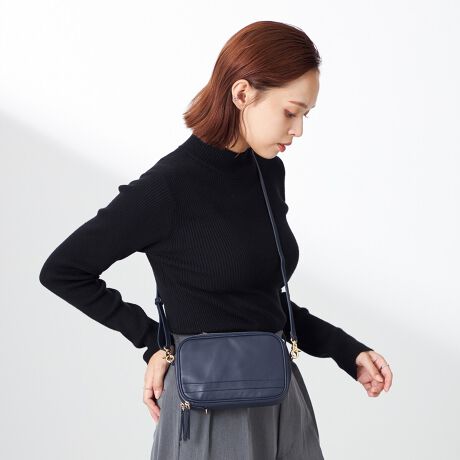 [^:YK-004-01]ؑ]Ƃ̃R{[VBl̂蒟11fځBVvȂ|PbgA}`Ɋ􂵂ĂV_[obOBnɂ͖ؑ]񂲎gI񂾑N₩ȃJ[zĂAVѐSACełBV_[Xgbv̕tʒuς΁AcłłgfUCɁBzobOƂĂ悤ADX[uRCt@Xi[|PbgAJ[hTCỸ|PbgȂǑʂȃ|PbgĂ܂BX}[gtHAnJ`ȂǕKvŒ̎[\Ȃ̂ŁAȂ߂̉וŊOoƂɕ֗ȃTCYłBV[vU[CfނƂĎgpAig͂AGKgȃX^C܂ŕLΉBbNg[gobOƂ̕pgp߂łBOct@Xi[|Pbg~1cI[v|Pbg~5,t@Xi[|Pbg~1,X[u|Pbg~1,d؂t@Xi[|Pbg~1,J[h|Pbg~7Ɩ̊֌WɂAۂFČꍇ܂B܂p\REX}[gtHȂǂ̊ɂA኱iƉ摜̃J[قȂꍇ܂B