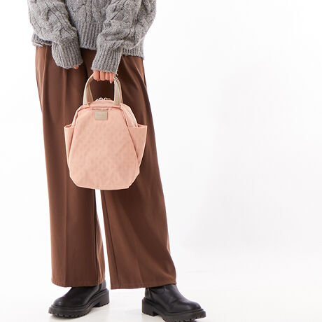 [^:20-040-91SC]ԓIȐlC̝hbgWJ[hgpA2WAYV_[obOBV[gnhtĂ邽߃~jg[gƂĂgp\ŁAoɂ҂ȃACełBnh̃WCgȂ₩ȃe[vfނɂȂĂ邽ߓ|Ďgp邱ƂłAV_[obOƂĎɃnhזɂȂɂ悤ɂȂĂ܂BgpĂhbgWJ[hfނ͍xŐDグĂA\ʂɂ͝H{Ă܂Bpx̉ŕ̌ςAnfނ̊oł悤Ȃ肰ȂlCłBtgɂ́ApXP[X⌮ȂǂɎô[̂ɕ֗ȃ|PbgtBɂ|Pbg܂̂ŁA𐮗Ă܂BRpNgȈۂȂAoɕKvȂ̂͂Ǝ[łTCYłBOcI[v|Pbg~2,t@Xi[|Pbg~2,}Olbgt|Pbg~1cI[v|Pbg~1,t@Xi[|Pbg~1nɂ͝H{Ă܂ADt@Xi[ȂǂZ\܂B܂AH͉ivIȂ̂ł͂܂B\߂܂悤肢܂BƖ̊֌WɂAۂFČꍇ܂B܂p\REX}[gtHȂǂ̊ɂA኱iƉ摜̃J[قȂꍇ܂B\߂Bvg̓Ȁo͌̂ɂĈقȂ܂B