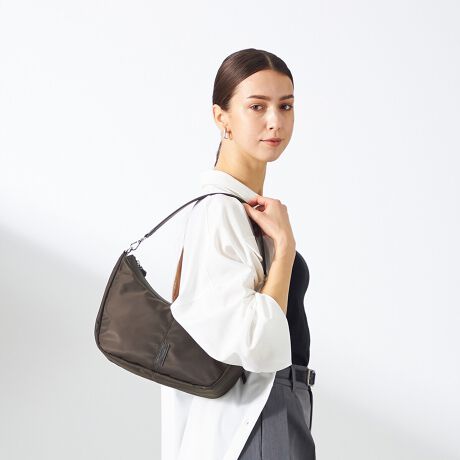 [^:20-047-01]J̃J[uCIȃV_[obOBVvłǂȃX^COɂ킹₷ACełBV[gXgbvƃOXgbv͂ꂼO\ƂȂĂAו̗ʂV[ɍ킹Ďgł܂B{̂ɂ͝H{cCiCgpBʂ̉JɂAsɂd󂵂܂ByďvȃiCnł̂ŁAfC[[Xɂ҂Bz500mlybg{g[łTCYłBOct@Xi[|Pbg~1cI[v|Pbg~2At@Xi[|Pbg~1H{fނgpĂ܂ADt@Xi[ȂǂZ\܂B܂AH͉ivIȂ̂ł͂܂̂łӂBƖ̊֌WɂAۂFČꍇ܂B܂p\REX}[gtHȂǂ̊ɂA኱iƉ摜̃J[قȂꍇ܂B\߂B