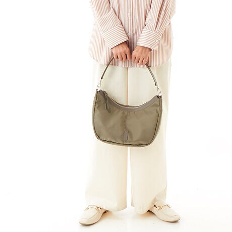 [^:20-047-01]J̃J[uCIȃV_[obOBVvłǂȃX^COɂ킹₷ACełBV[gXgbvƃOXgbv͂ꂼO\ƂȂĂAו̗ʂV[ɍ킹Ďgł܂B{̂ɂ͝H{cCiCgpBʂ̉JɂAsɂd󂵂܂ByďvȃiCnł̂ŁAfC[[Xɂ҂Bz500mlybg{g[łTCYłBOct@Xi[|Pbg~1cI[v|Pbg~2At@Xi[|Pbg~1H{fނgpĂ܂ADt@Xi[ȂǂZ\܂B܂AH͉ivIȂ̂ł͂܂̂łӂBƖ̊֌WɂAۂFČꍇ܂B܂p\REX}[gtHȂǂ̊ɂA኱iƉ摜̃J[قȂꍇ܂B\߂B