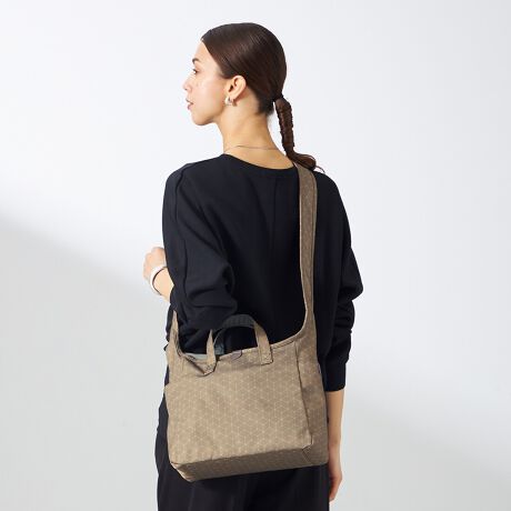 [^:10-012-01]"ƂJWAȃV_[obOɁAZ߂̃nh2waydlB͎[Xy[XׂĂA̎d֗ȍ\ɂȂĂ܂BCfނƃCjOƂ̃oCJ[y߂J[ÓAgpɋCグĂ|CgɁBL[rbNƃ|Cghbggݍ킹IWĩp^[CNWFbgvgĂ܂B̎gpė}A340gƌyʂɎdグĂ܂BOcI[v|Pbg~2At@Xi[|Pbg~1@cI[v|Pbg~2Ct@Xi[|Pbg~1H{fނgpĂ܂ADt@Xi[ȂǂZ\܂B܂AH͉ivIȂ̂ł͂܂̂łӂBƖ̊֌WɂAۂFČꍇ܂B܂p\REX}[gtHȂǂ̊ɂA኱iƉ摜̃J[قȂꍇ܂B\߂B26/O[WwebJ[łB