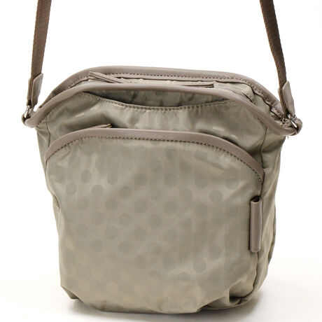 [^:10-013-01]킸D]Polka DotsV[YBC̑fނɂ͝H{hbg̃WJ[hngpĂApx̉ŕ̌ς邽߂肰Ȃ܂Btɂ̓TCNU[̗pAVbNȈۂɁBS̓IɊۂLb`[ȕ͋CłAtg̃|PbgƊJӂɑpCsOfUC̃|CgɂȂĂ܂BCJ̓_ut@Xi[ŁAgɂ܂BꌩRpNgȃV_[obOłA܂Ƃ邽߃~jzAX}[gtHAnJ`ApXP[XAbvȂǂoɕKvȉו[\łBig痷s̋MdipobOƂĂd󂷂ACełBOct@Xi[|Pbg~2,}Olbgt|Pbg~2cI[v|Pbg~1,t@Xi[|Pbg~1Ɩ̊֌WɂAۂFČꍇ܂B܂p\REX}[gtHȂǂ̊ɂA኱iƉ摜̃J[قȂꍇ܂B\߂B