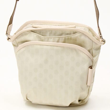 [^:10-013-01]킸D]Polka DotsV[YBC̑fނɂ͝H{hbg̃WJ[hngpĂApx̉ŕ̌ς邽߂肰Ȃ܂Btɂ̓TCNU[̗pAVbNȈۂɁBS̓IɊۂLb`[ȕ͋CłAtg̃|PbgƊJӂɑpCsOfUC̃|CgɂȂĂ܂BCJ̓_ut@Xi[ŁAgɂ܂BꌩRpNgȃV_[obOłA܂Ƃ邽߃~jzAX}[gtHAnJ`ApXP[XAbvȂǂoɕKvȉו[\łBig痷s̋MdipobOƂĂd󂷂ACełBOct@Xi[|Pbg~2,}Olbgt|Pbg~2cI[v|Pbg~1,t@Xi[|Pbg~1Ɩ̊֌WɂAۂFČꍇ܂B܂p\REX}[gtHȂǂ̊ɂA኱iƉ摜̃J[قȂꍇ܂B\߂B