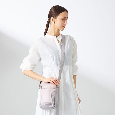 [^:YK-005-01]^ޔƂ̃R{[VBl̂蒟5fځBiCƃTCNU[gݍ킹AIȃCӎV_[obOBƂVGbgŐꂽۂłACfނɂ͝H{iCgpĂ̂ŃANeBuɎgĂ܂Bg₷ƗVѐS̃oXӎ񎩐g̐Fւ̂肪J[́A炩ȓ̉ł̂oɂ҂BÕ|PbgECJ̓t@Xi[dlł߂̂ŁAhƖʂSB500mlybg{g[\ȃTCYŁAX}[gtH₨zȂǂ̋Mdi邽ߗs̃TuobOƂĂ߂łBOct@Xi[|Pbg~2@cI[v|Pbg~1Ct@Xi[|Pbg~1H{fނgpĂ܂ADt@Xi[ȂǂZ\܂B܂AH͉ivIȂ̂ł͂܂̂łӂBƖ̊֌WɂAۂFČꍇ܂B܂p\REX}[gtHȂǂ̊ɂA኱iƉ摜̃J[قȂꍇ܂B\߂B