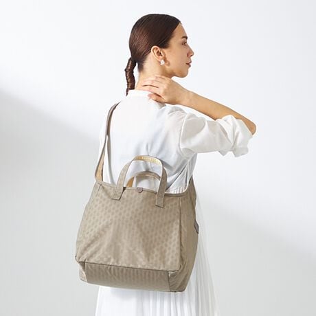 [^:YK-005-03]^ޔƂ̃R{[VBl̂蒟5fځBƂVGbg̃V_[obOBCfނɂ́AH{hbgWJ[hfނgpĂ܂Bpx̉ŕ̌ςA肰ȂACełB̃J[̂đI肵Ă܂B悭݂̂fނgpĂ邽߁A^ꂵɂ̂|CgBJEhĂA΂ߊ|Ƃɑ̂̃C̉`ɂȂĂ܂BfC[[X͂AbXobOAv`spAWobOA}U[YobOȂǕLV[łgp܂BOcI[v|Pbg~3At@Xi[|Pbg~1@cI[v|Pbg~4Ct@Xi[|Pbg~2fނ̓Ȁo͌̂ɂĈقȂ܂BH{fނgpĂ܂ADt@Xi[ȂǂZ\܂B܂AH͉ivIȂ̂ł͂܂̂łӂBƖ̊֌WɂAۂFČꍇ܂B܂p\REX}[gtHȂǂ̊ɂA኱iƉ摜̃J[قȂꍇ܂B\߂B