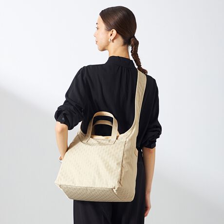 [^:YK-005-03]^ޔƂ̃R{[VBl̂蒟5fځBƂVGbg̃V_[obOBCfނɂ́AH{hbgWJ[hfނgpĂ܂Bpx̉ŕ̌ςA肰ȂACełB̃J[̂đI肵Ă܂B悭݂̂fނgpĂ邽߁A^ꂵɂ̂|CgBJEhĂA΂ߊ|Ƃɑ̂̃C̉`ɂȂĂ܂BfC[[X͂AbXobOAv`spAWobOA}U[YobOȂǕLV[łgp܂BOcI[v|Pbg~3At@Xi[|Pbg~1@cI[v|Pbg~4Ct@Xi[|Pbg~2fނ̓Ȁo͌̂ɂĈقȂ܂BH{fނgpĂ܂ADt@Xi[ȂǂZ\܂B܂AH͉ivIȂ̂ł͂܂̂łӂBƖ̊֌WɂAۂFČꍇ܂B܂p\REX}[gtHȂǂ̊ɂA኱iƉ摜̃J[قȂꍇ܂B\߂B