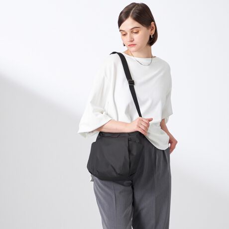 [^:20-040-07]yv]ɉāAminiTCYoIzƂoɂ߂AgxV_[i20-040-02j̏߃TCYƂȂĂ܂BAE^[|Pbg̎[Xy[XA2WAYȂǂ̋@\dAiCgxV[YBCfނ͍x̔G肪ǂ^t^gpĂ܂B\Ɍ̃jbg\邱ƂŌyێAKxȃnoĂ܂BFǂ}bgɎdオĂ邽߁Ax[VbNɎg₷V[YłB|PbgLxɔzĂV_[obÓAfC[ɂ͂AgxV[ł􂷂ACełBV[Ỹ{XgobOi20-040-04jƂ̕pg߁BOcI[v|Pbg~2,t@Xi[|Pbg~2,}Olbgt|Pbg~1cI[v|Pbg~1,t@Xi[|Pbg~1H{fނgpĂ܂ADt@Xi[ȂǂZ\܂B܂AH͉ivIȂ̂ł͂܂̂łӂBƖ̊֌WɂAۂFČꍇ܂B܂p\REX}[gtHȂǂ̊ɂA኱iƉ摜̃J[قȂꍇ܂B\߂B