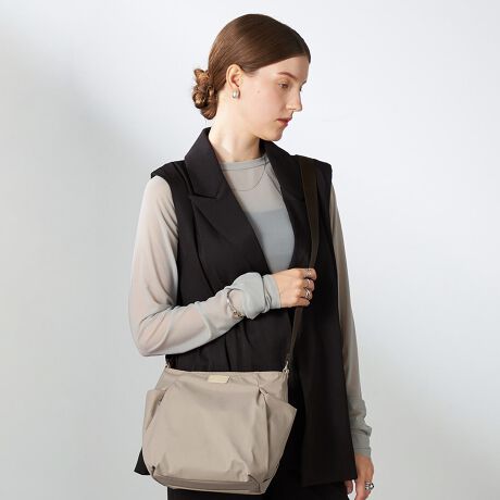 [^:20-040-07]yv]ɉāAminiTCYoIzƂoɂ߂AgxV_[i20-040-02j̏߃TCYƂȂĂ܂BAE^[|Pbg̎[Xy[XA2WAYȂǂ̋@\dAiCgxV[YBCfނ͍x̔G肪ǂ^t^gpĂ܂B\Ɍ̃jbg\邱ƂŌyێAKxȃnoĂ܂BFǂ}bgɎdオĂ邽߁Ax[VbNɎg₷V[YłB|PbgLxɔzĂV_[obÓAfC[ɂ͂AgxV[ł􂷂ACełBV[Ỹ{XgobOi20-040-04jƂ̕pg߁BOcI[v|Pbg~2,t@Xi[|Pbg~2,}Olbgt|Pbg~1cI[v|Pbg~1,t@Xi[|Pbg~1H{fނgpĂ܂ADt@Xi[ȂǂZ\܂B܂AH͉ivIȂ̂ł͂܂̂łӂBƖ̊֌WɂAۂFČꍇ܂B܂p\REX}[gtHȂǂ̊ɂA኱iƉ摜̃J[قȂꍇ܂B\߂B